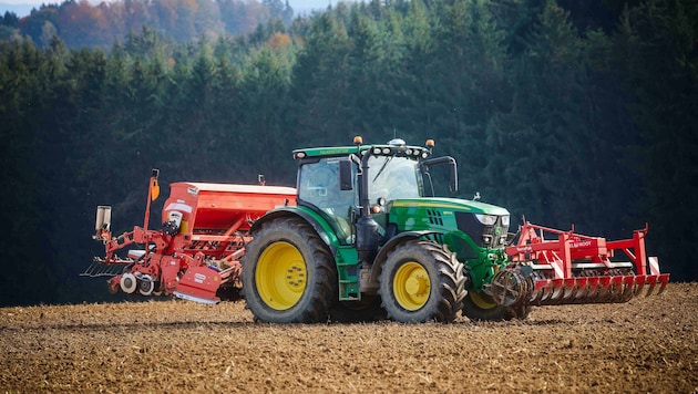 Arbeiten mit dem Traktor am Feld: Das ist derzeit nicht möglich, die Böden sind zu instabil.