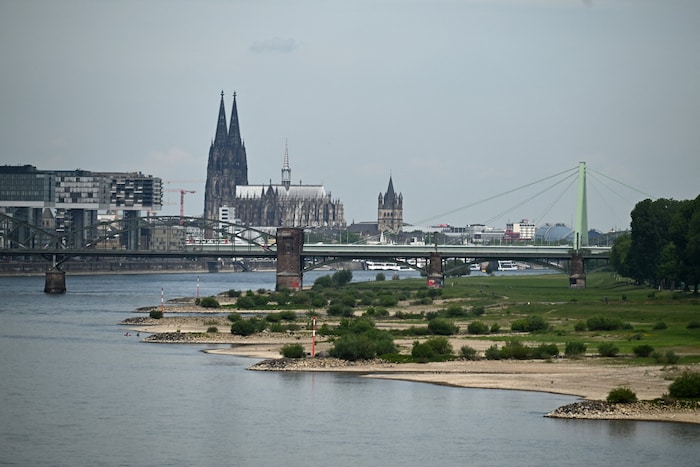 Der Rhein ist der zehntlängste Fluss Europas, doch vor Köln sank der Wasserstand Anfang Juni ...