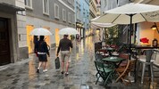 Regenwetter in den Gassen von Graz: In den nächsten Tagen sollte man immer den Schirm ...