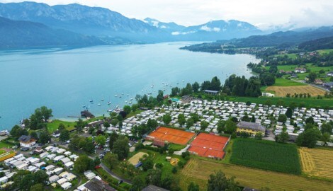 An Gewässern wie dem Attersee stehen viele teure Häuser.
