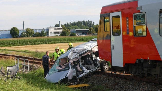 Die Beifahrerseite des Autos wurde vom Triebwagen eingedrückt.