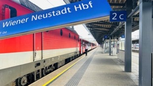 Hätte auch böse ausgehen können – die ÖBB dementieren jedoch, dass jemand aus dem rollenden Zug ...