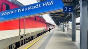 Hätte auch böse ausgehen können – die ÖBB dementieren jedoch, dass jemand aus dem rollenden Zug ...