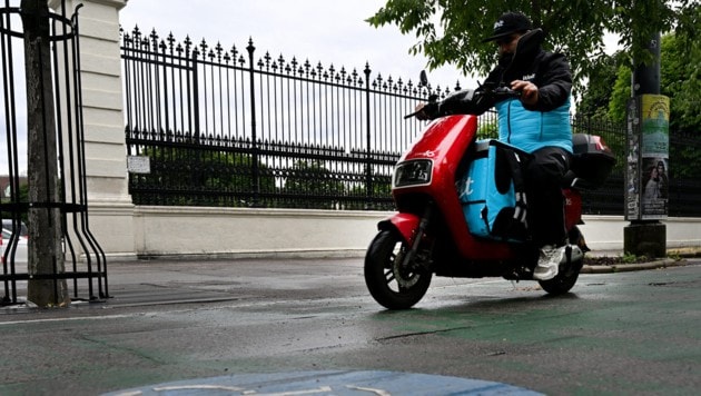 Verkehrsminister Peter Hanke will E-Mopeds und E-Scooter von Radwegen verbannen (Symbolbild).
