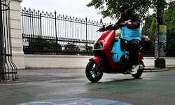 Verkehrsminister Peter Hanke will E-Mopeds und E-Scooter von Radwegen verbannen (Symbolbild).