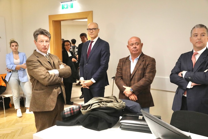 Von links nach rechts: Die FPÖ-Abgeordneten Norbert Nemeth und Harald Stefan mit ihren Anwälten ...