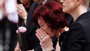 Sharon Osbourne, gestützt von ihren Kindern Jack und Kelly, trauert an der Black Sabbath Bridge ...