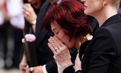 Sharon Osbourne, gestützt von ihren Kindern Jack und Kelly, trauert an der Black Sabbath Bridge ...