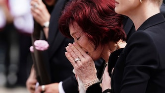 Sharon Osbourne, gestützt von ihren Kindern Jack und Kelly, trauert an der Black Sabbath Bridge ...