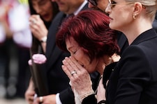 Sharon Osbourne, gestützt von ihren Kindern Jack und Kelly, trauert an der Black Sabbath Bridge ...