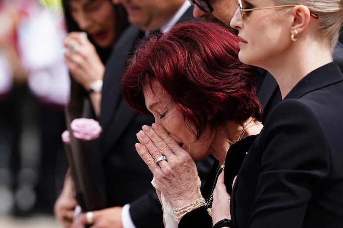 Herzzerreißende Bilder: Sharon Osbourne, gestützt von ihren Kindern Jack und Kelly ...