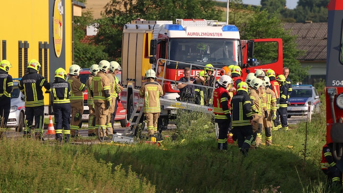 Drei Feuerwehren wurden zur Unfallstelle beordert, die Helfer der FF Weierfing mussten ...