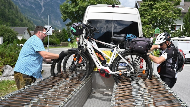 Räder werden verladen: Die ersten Shuttle-Gäste sind froh, dass sie umsteigen können.