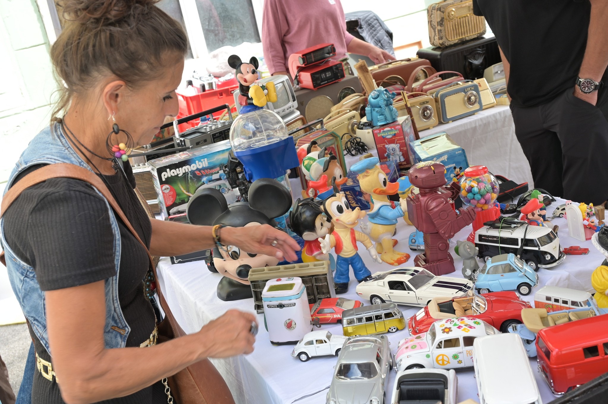 Alte Radios, Comicfiguren, Automodelle: Wer sucht, findet am Flohmarkt alles!