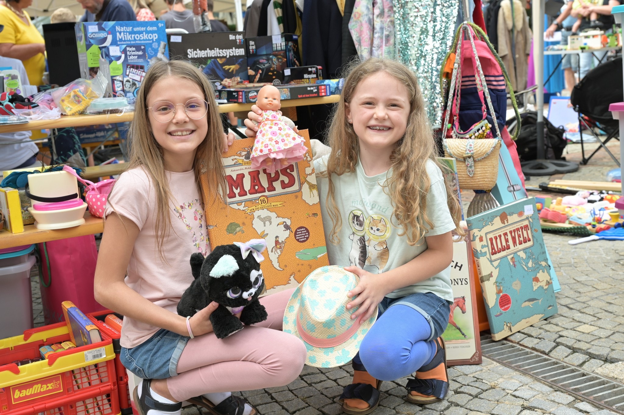 Am Domplatz verkaufen Mädchen und Buben anderen Kindern Spielsachen.