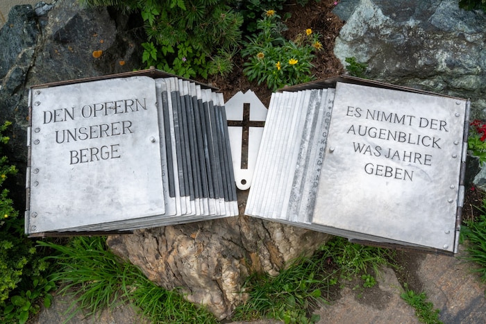 Umgeben ist die Kirche von einem Friedhof. Auch dort wird den vielen Verunglückten im alpinen ...