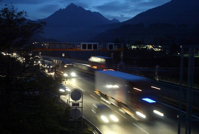 Auch das Lkw-Nachtfahrverbot steht im Fokus.
