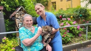 Berta Schramm mit Caritas-Mitarbeiterin Agnes Harangozo und tierischer Unterstützung
