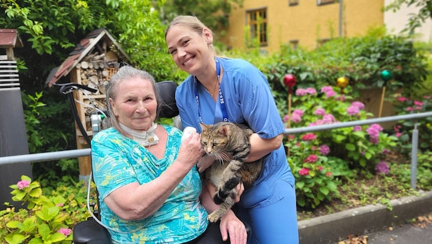 Berta Schramm mit Caritas-Mitarbeiterin Agnes Harangozo und tierischer Unterstützung