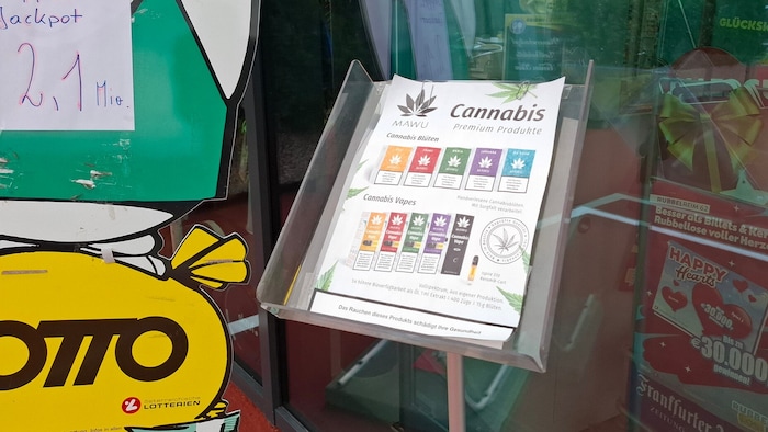 In einigen Grazer Trafiken werden schon Cannabisblüten angepriesen.