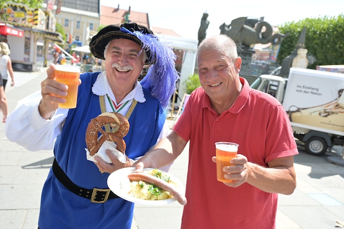 Stadtrichter Raimund Plautz und Klagenfurter Gastronomen stillen den Hunger am Neuen Platz.