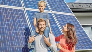 Wer Strom einspeist, etwa über eine PV-Anlage am Dach, soll sich künftig an den Netzkosten ...