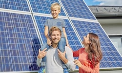 Wer Strom einspeist, etwa über eine PV-Anlage am Dach, soll sich künftig an den Netzkosten ...