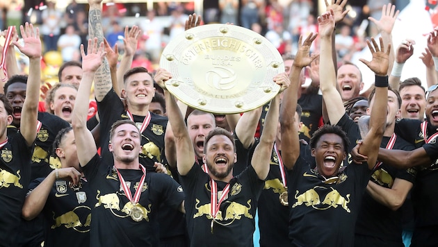 2023 holten die Bullen (in der Mitte Kapitän Ulmer) zuletzt den Meistertitel.