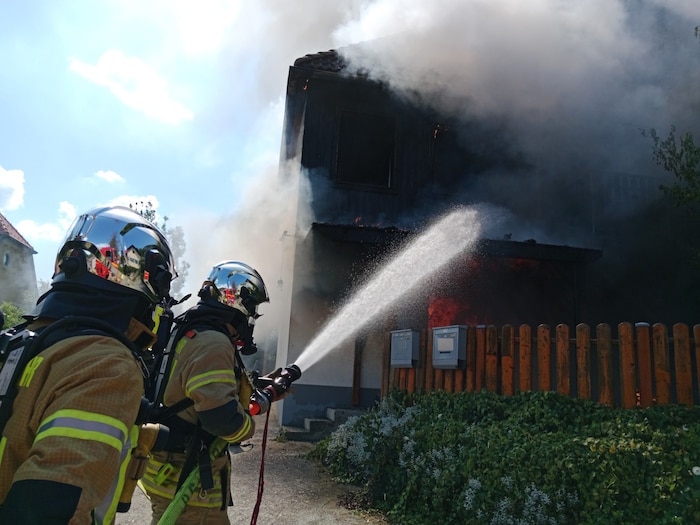 Die Berufsfeuerwehr und die Freiwillige Feuerwehr waren im Einsatz.