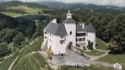 Schloss Thürn thront mächtig über den Weinbergen.