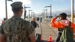 Mitglieder der ecuadorianischen Marine bei der Evakuierung von Touristen nach der ...