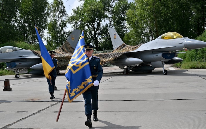 Vor rund einem Jahr wurden die ersten F-16_Jets feierlich an die Ukraine übergeben.