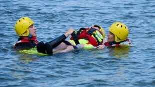 Mitglieder der Wasserrettung sind zur Stelle, wenn am Ratzerdorfer See ein Notfall eintritt.