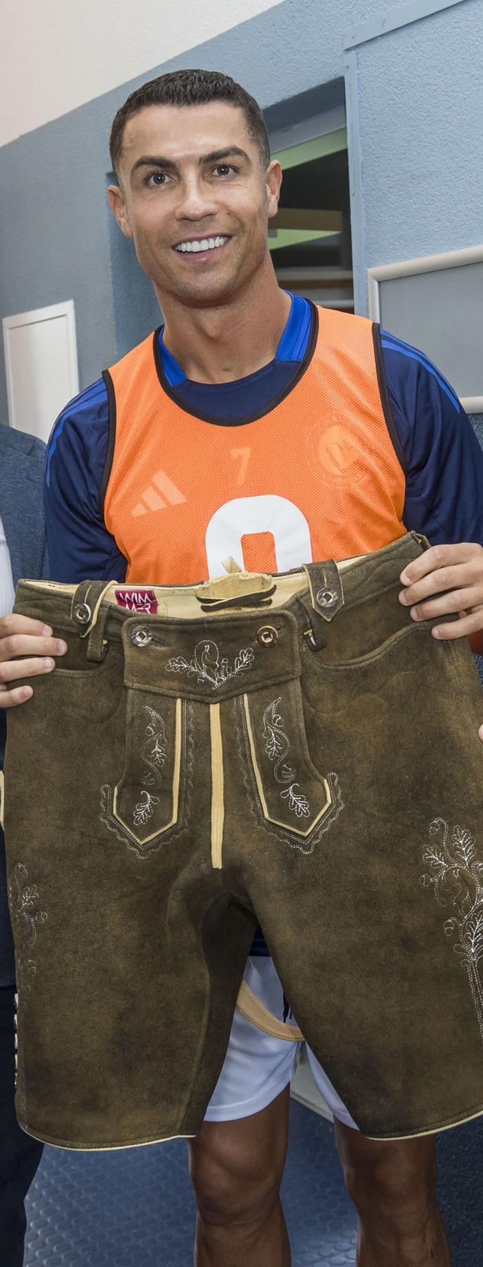 Vom Tourismusverband gab es eine Lederhose.