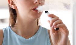 Einweg-E-Zigaretten, sogenannte E-Vapes, sind der neueste Hype unter Jugendlichen.