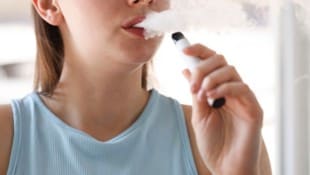 Einweg-E-Zigaretten, sogenannte E-Vapes, sind der neueste Hype unter Jugendlichen.