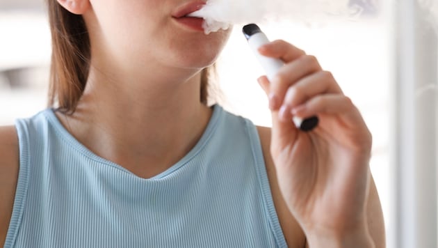 Einweg-E-Zigaretten, sogenannte E-Vapes, sind der neueste Hype unter Jugendlichen.