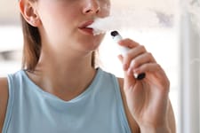 Einweg-E-Zigaretten, sogenannte E-Vapes, sind der neueste Hype unter Jugendlichen.