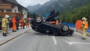 Am Dach liegend kam das Auto zum Stillstand.