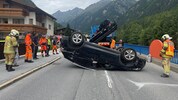 Am Dach liegend kam das Auto zum Stillstand.