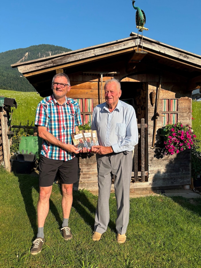 Christian Moser half dem 92-Jährigen beim Buch, das über die Plattform story.one erstellt wurde ...