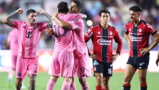 Lionel Messi (Nummer 10) feiert mit Kollege Luis Suarez einen wichtigen Sieg im Leagues Cup.