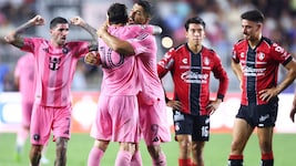 Lionel Messi (Nummer 10) feiert mit Kollege Luis Suarez einen wichtigen Sieg im Leagues Cup.