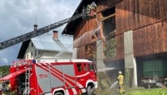 Die Feuerwehr war gegen 10.30 Uhr noch mit Nachlöscharbeiten beschäftigt.