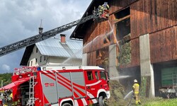 Die Feuerwehr war gegen 10.30 Uhr noch mit Nachlöscharbeiten beschäftigt.