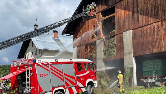 Die Feuerwehr war gegen 10.30 Uhr noch mit Nachlöscharbeiten beschäftigt.