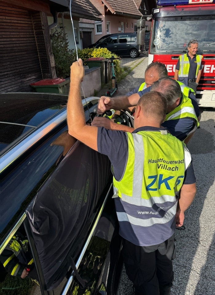 Mit Spezialwerkzeug und Geduld gelangten die Feuerwehrmänner rasch ins Auto – zu Emilio.