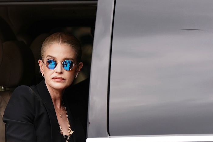 Kelly Osbourne ehrte ihren Vater, indem sie eine seiner Brillen trug.
