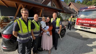 Einsatzkräfte der Hauptfeuerwache Villach konnten Emilio aus dem Auto befreien und seiner Mama ...