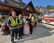 Einsatzkräfte der Hauptfeuerwache Villach konnten Emilio aus dem Auto befreien und seiner Mama ...